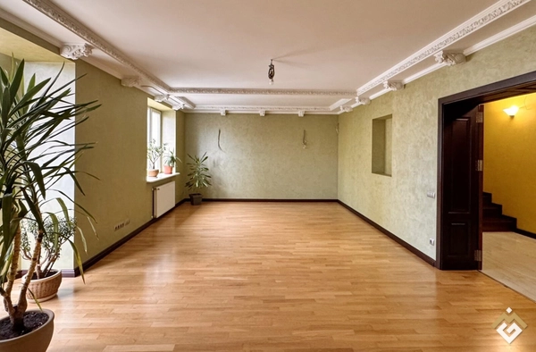 Продаж 4к квартири 184 кв. м  на вул. Михайла Драгана 9