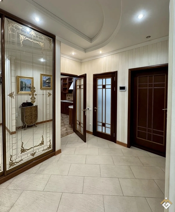 Продаж 4к квартири 178 кв. м  на вул. Коновальця Євгена 32Б