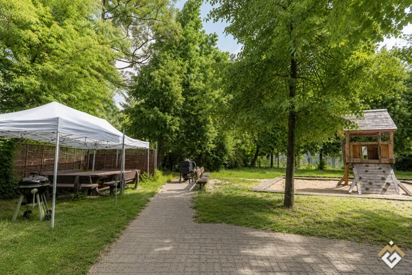 5-Zimmer Wohnung mit Garten !