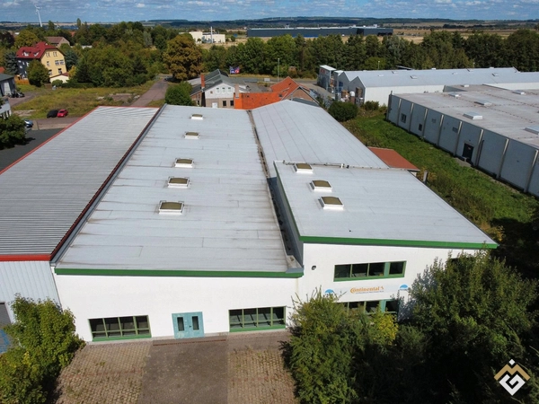 Terrain commercial avec hall de production incluant bâtiment annexe