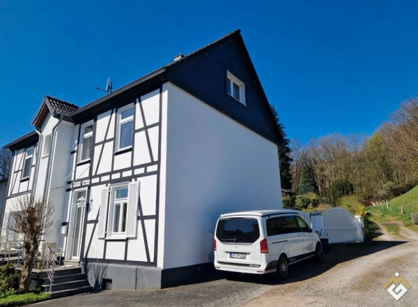 Charmantes Landhaus mit großem Grundstück, Bachlauf und Entwicklungspotenzial