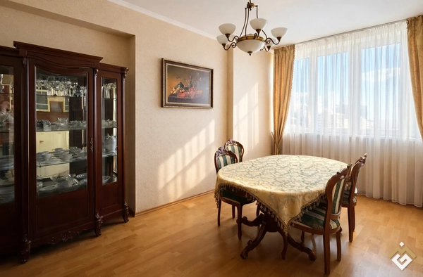 Продаж 3к квартири 141.6 кв. м  на вул. Єжи Ґедройця 2
