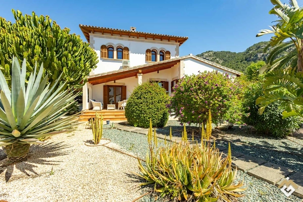 Mediterrane Villa in Andratx mit Bergblick und idyllischem Garten
