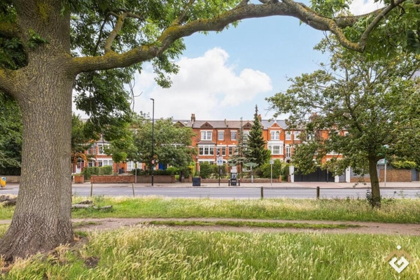 Salcombe Gardens, 
Clapham Common, SW4