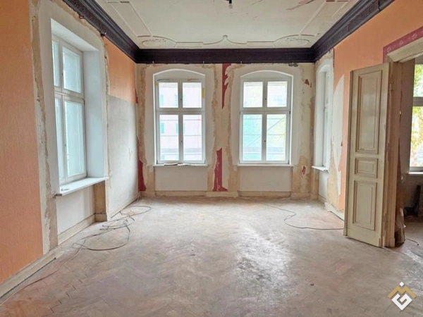 6-Zimmer Altbauwohnung in bester Lage am Viktoria-Luise-Platz