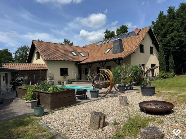 Exklusives Wohnanwesen mit Pool und 4.392 m² Grundstück in Apollensdorf