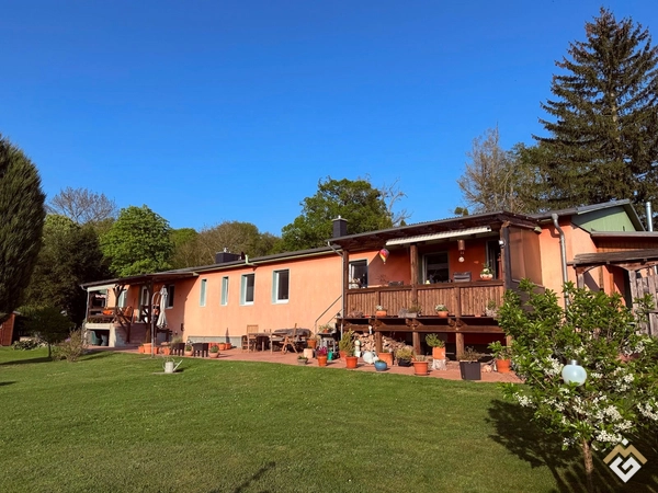 Mehrgenerationenhaus, 2 Ferienhäuser , 1 Reihenbootshaus mit Boot