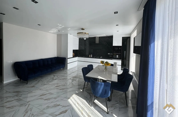 Продаж 4к квартири 138 кв. м  на вул. Зодчих 19