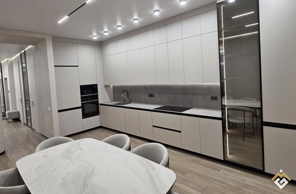 Продаж 3к квартири 111 кв. м  на просп. Космонавтів 49