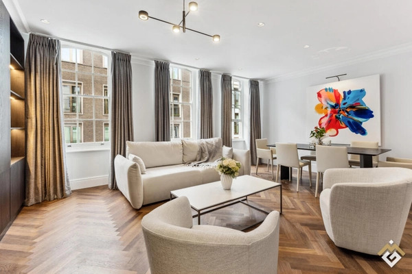 13, 34 Clarges St, London W1J 7EJ, UK