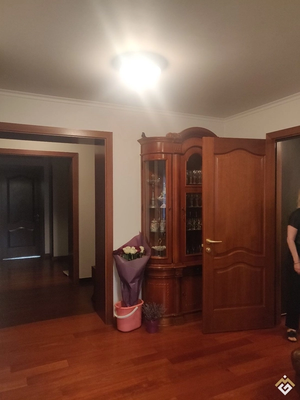 Продаж 5-к квартири