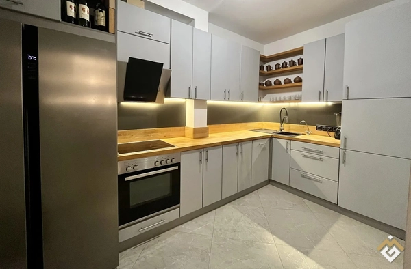 Продаж 3к квартири 126 кв. м  на вул. Нижній Вал 27-29