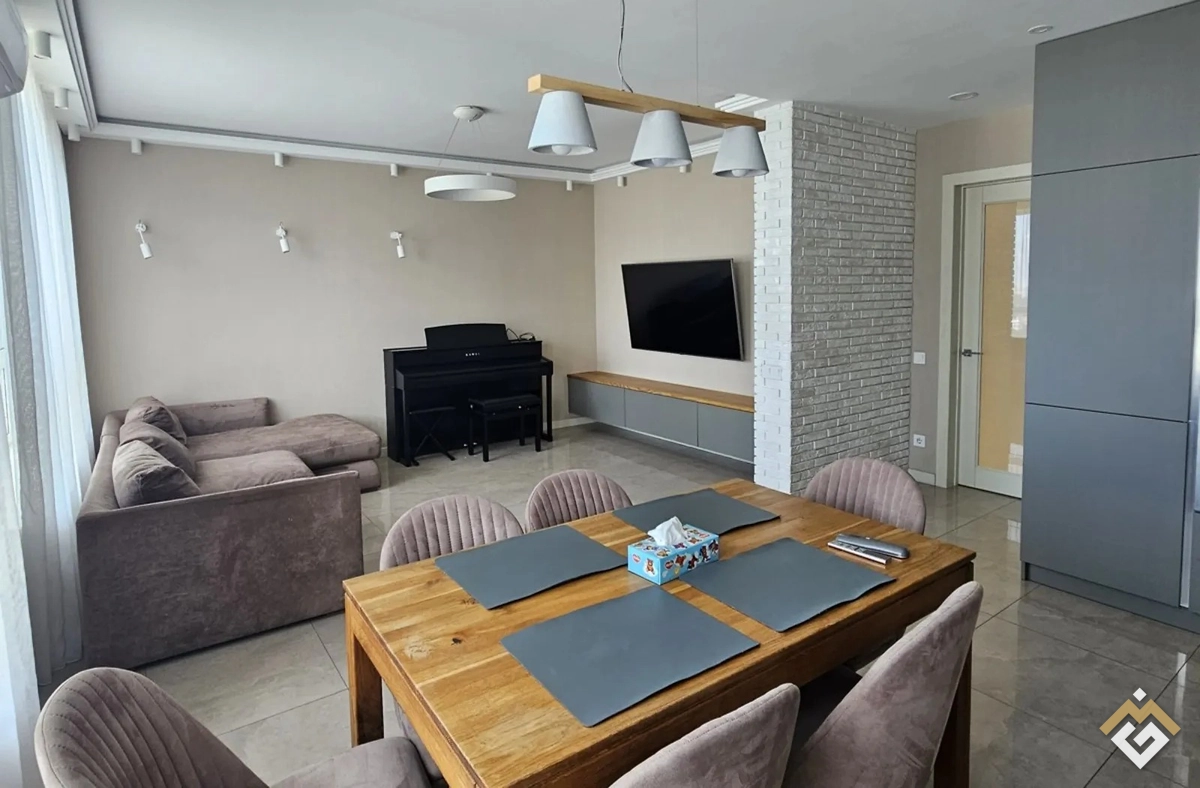 Продаж 3-кімнатної квартири 118 кв. м на вул. Зарічна 1В