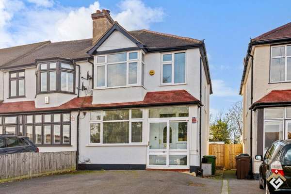 Stoneleigh Avenue, Worcester Park, Surrey, KT4 8XZ
