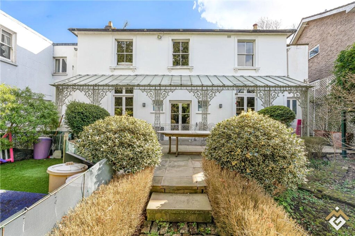 Mount Avenue, London, W5