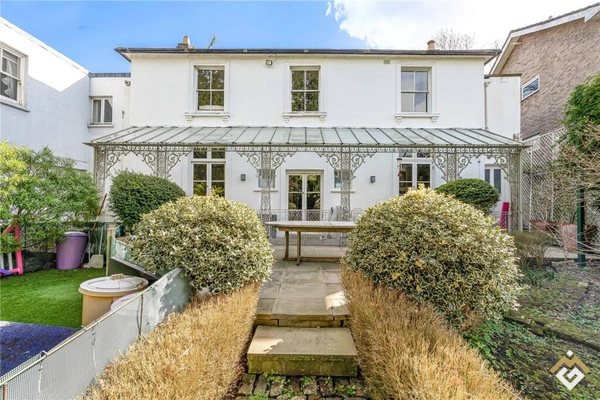Mount Avenue, London, W5