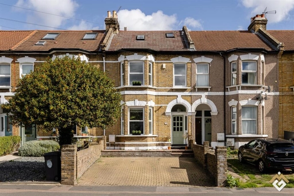Fairlop Yolu, Leytonstone