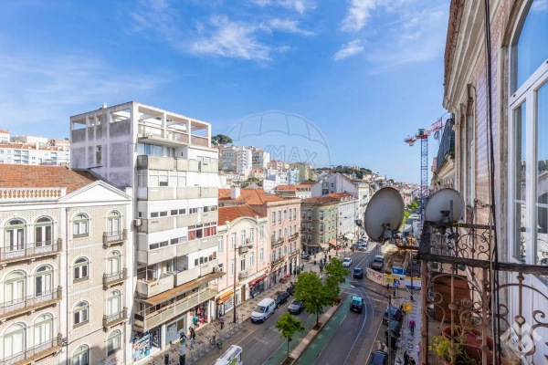 Apartment on Almirante Reis Avenue