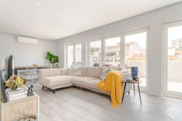 Apartment on Almirante Reis Avenue