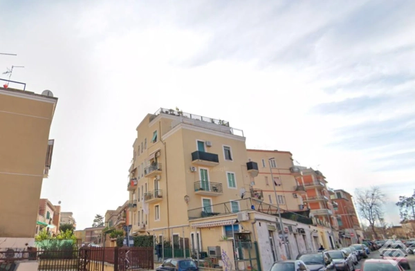Apartment on Sant' Antonio Abate Street, 181
