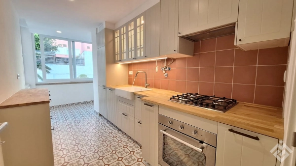 Apartment on Engenheiro Quartin Graça Street, 9