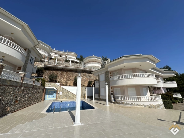 Spacious 4-room apartment with terrace and pool in Alanya! Turkey!