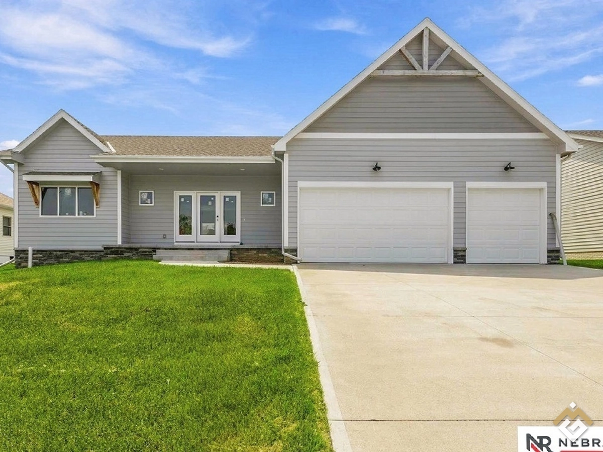 808 Grandview Dr, Louisville, NE 68037
