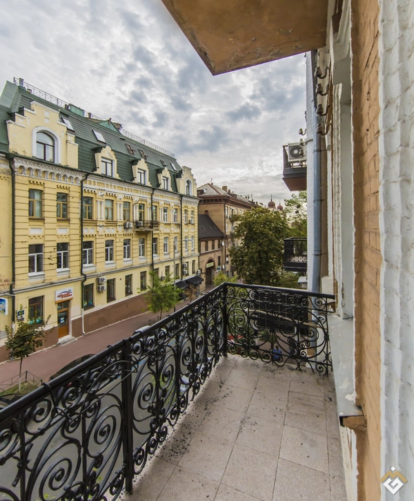 Long-term rental of a 5-room apartment on Sofiivska St. 25