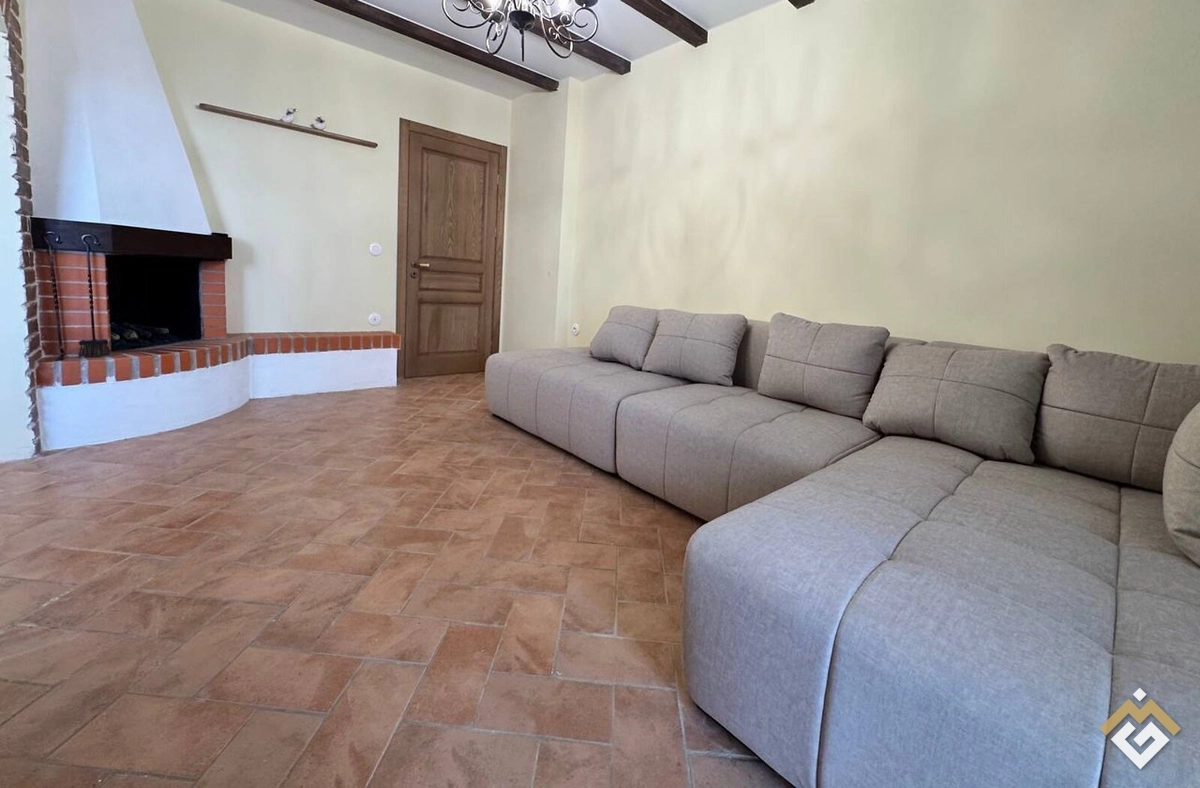 Long-term rental of a 3-room apartment on Olesandra Olesia St 19