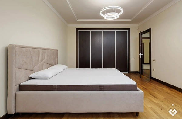 Long-term rental of a 3-room apartment on Yuriy Rufa St 36