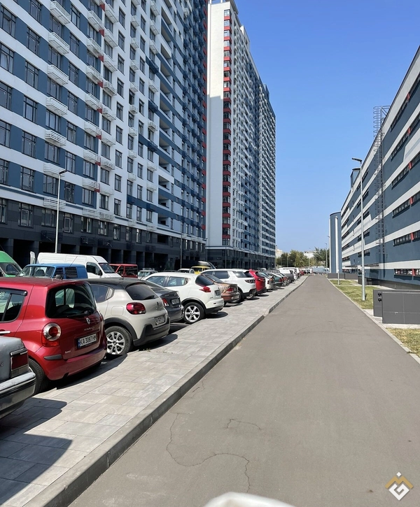 Long-term rental of a 3-room apartment on Yevhen Sverstiyuka St 6E
