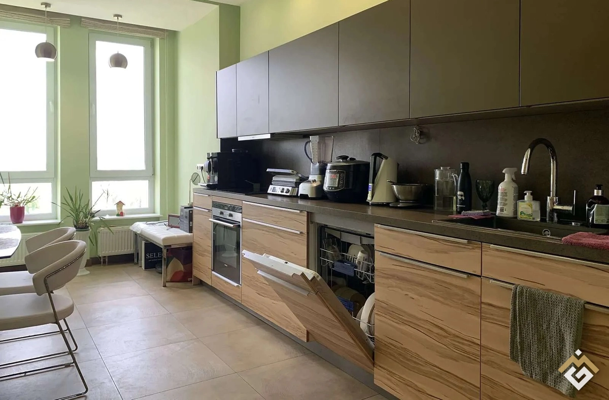Long-term rental of a 4-room apartment on Mykola Mikhnovskyi Blvd 14-16