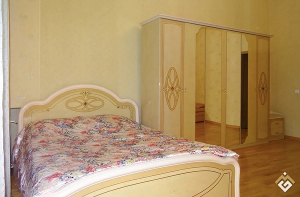 Long-term rental of a 4-room apartment on Khreshchatyk St 13