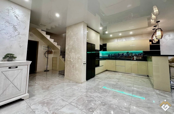 Alquiler a largo plazo de apartamento de 3 habitaciones en la calle Yuriy Kondratiuk 3