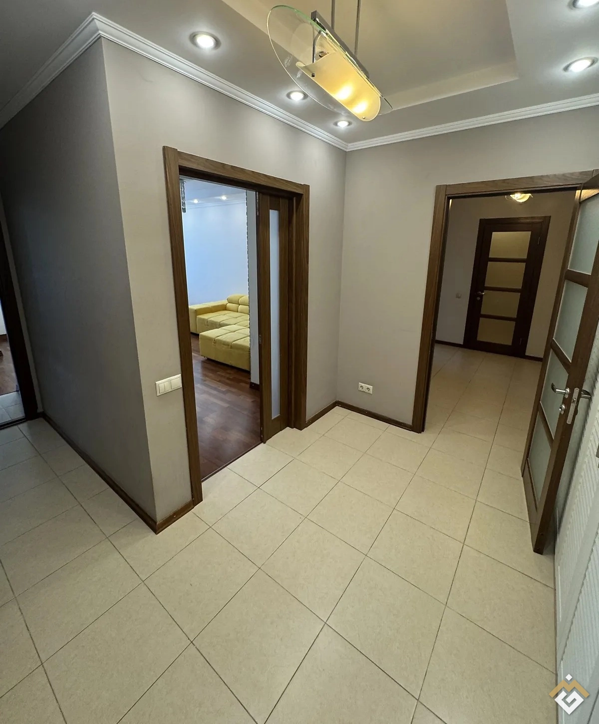 Langzeitmiete 3-Zimmer-Wohnung in Degtyarivska St 25A Gebäude 1