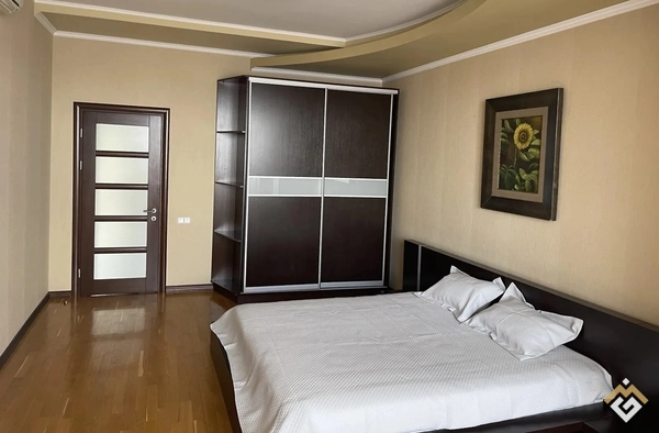 Alquiler a largo plazo de apartamento de 3 habitaciones en prosp. Volodymyr Ivasyuk 4 korpus 1