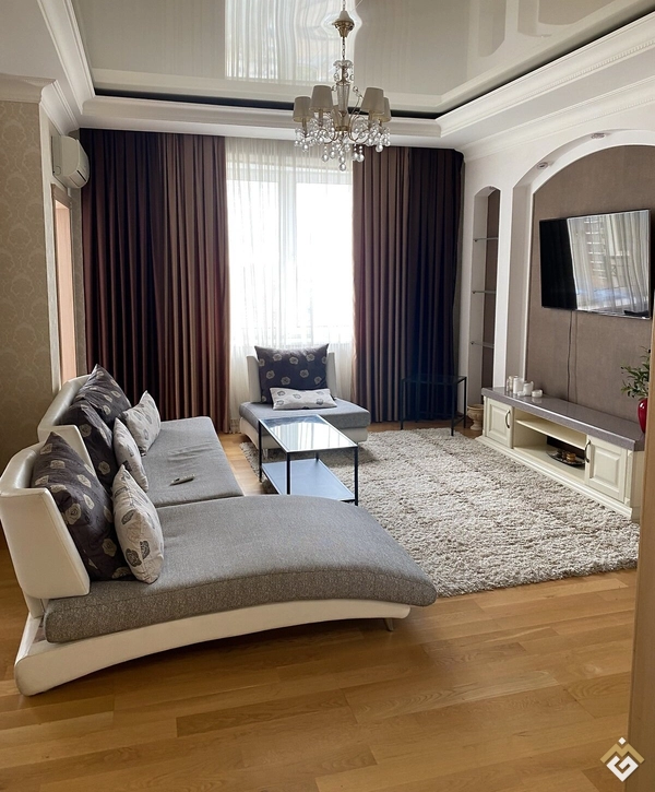 Alquiler a largo plazo de apartamento de 3 habitaciones en St. Sichovykh Striltsiv 52A