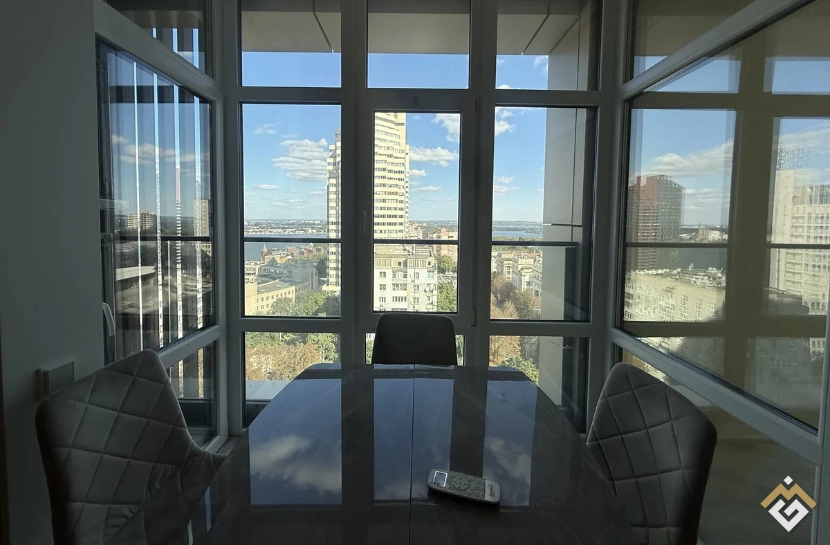 Alquiler a largo plazo de apartamento de 3 habitaciones en la calle Vernadskogo Volodymyra 29K