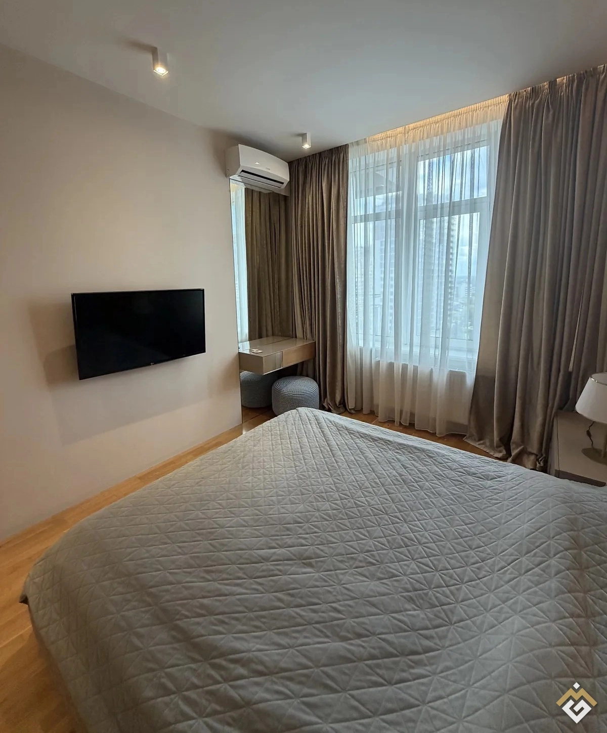 Alquiler a largo plazo de apartamento de 2 habitaciones en la Calle Andriy Verkhohlada 20