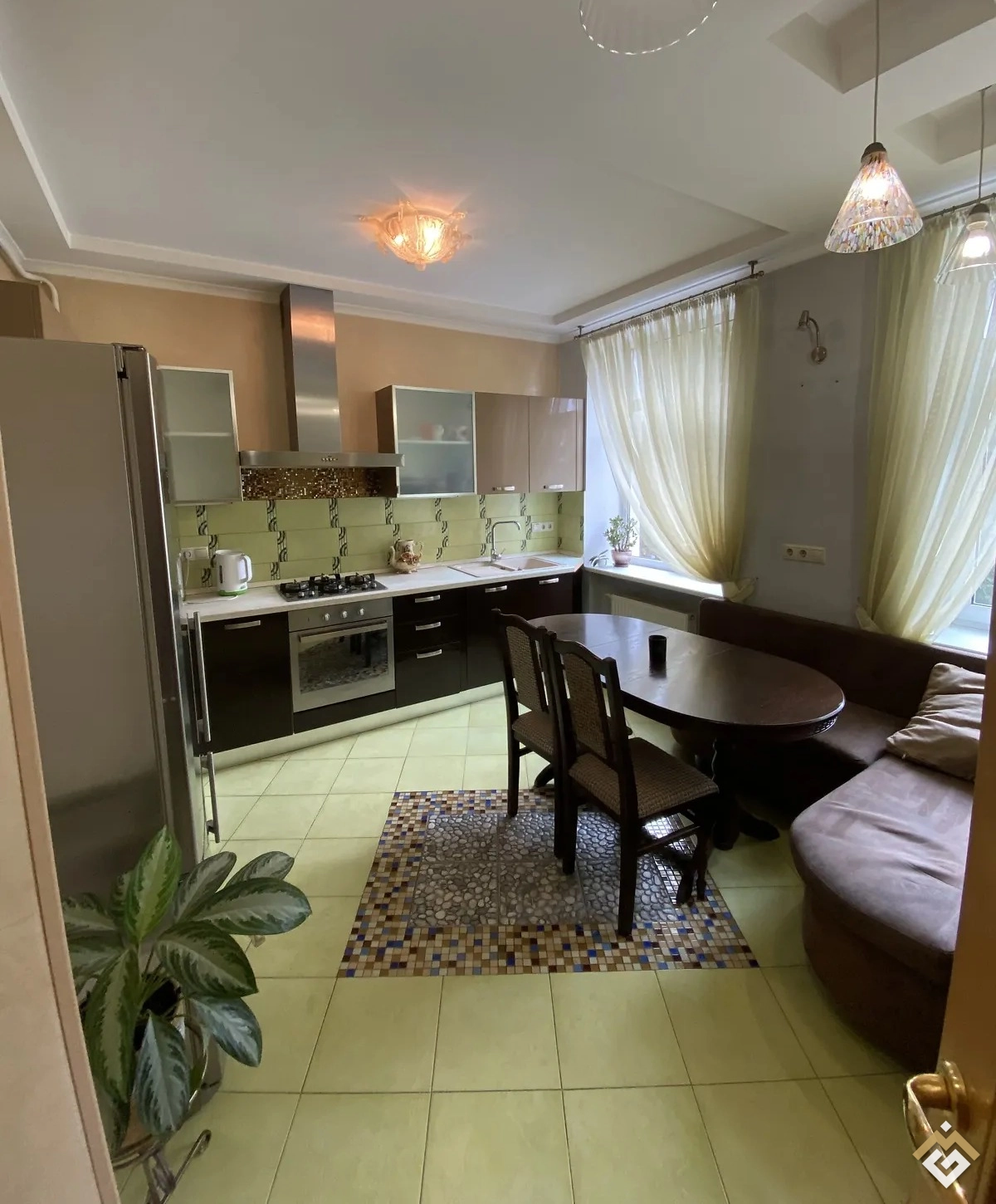 Alquiler a largo plazo de apartamento de 3 habitaciones en la calle Pirogova 2