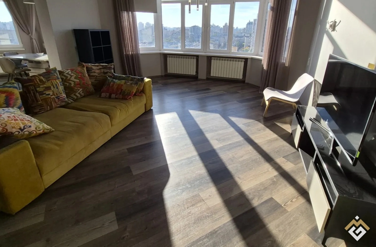 Alquiler a largo plazo de apartamento de 3 habitaciones en el prov. Nestorivskiy 6
