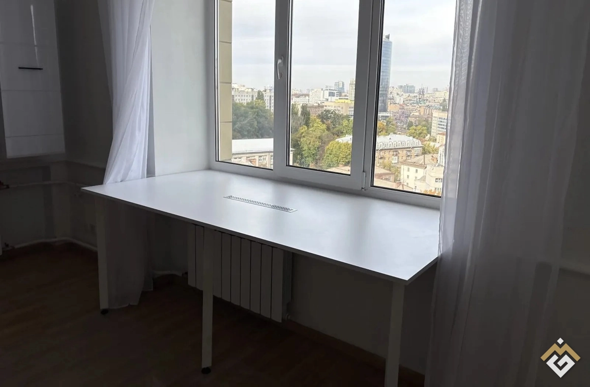 Alquiler a largo plazo de apartamento de 3 habitaciones en la calle Panas Myrny 27