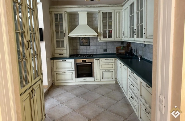 Location idéale : location longue durée d'un appartement 3 pièces au 4 rue Akadémika Navashyna